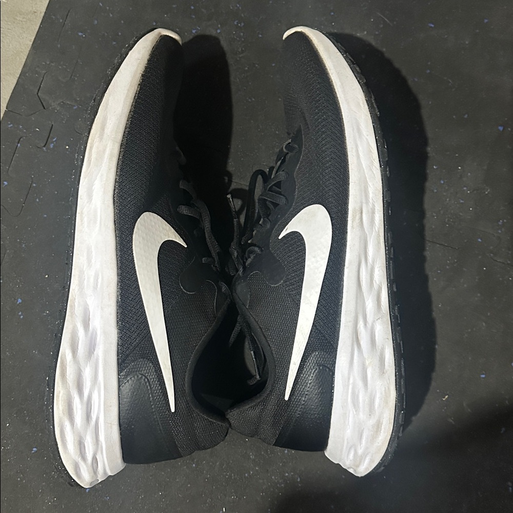 Nike sneakers size 13 men’s black and white